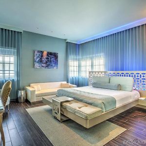 Studio Gold Lit King-Size